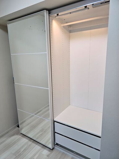 【IKEA・極上品】 高級ガラス扉仕様PAX/AULI・ワードローブ　LED付（システム収納クローゼット）＜10万円相当半額・保証付＞