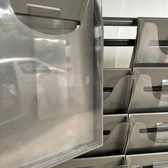 オカムラ L959シリーズ パンフレットスタンド パンフレットラック ディスプレイラック 雑誌架 エントランス オフィス家具 3列 4判30スポット L959XC-Z637　お近くなら無料で配達いたします。　の画像