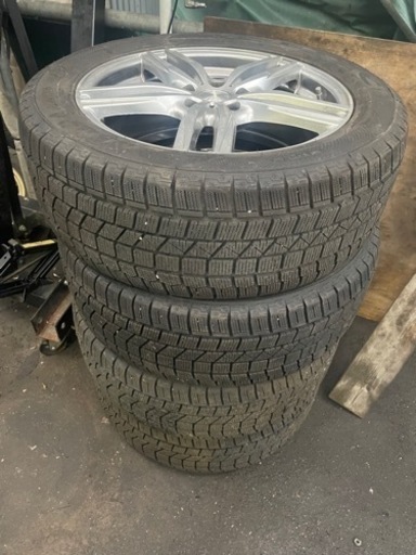 令和3年のエルグランドにつけてました。