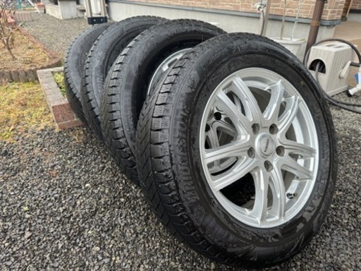 バリ溝‼️BSvrx3スタッドレスタイヤ・ホイール付き。215/60/16