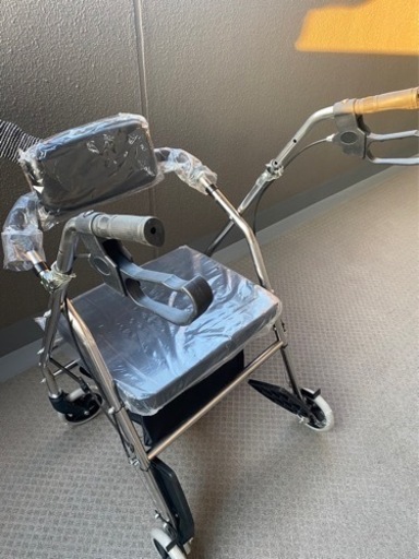 新品未使用　車椅子兼用シルバーカー