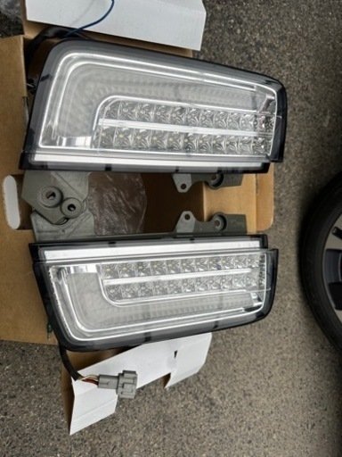 希少 新品 エルグランド E52 ヴァレンティ テールランプ