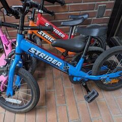 【明日まで処分】赤ストライダー+青ストライダー自転車　おこさんに！の画像