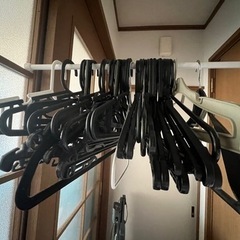 丈夫なハンガー　色々まとめ　32本　プラスチックなどの画像