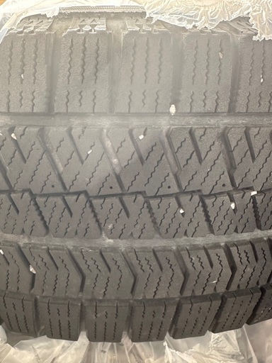 スノータイヤ・スタッドレスタイヤ 215/65 R16