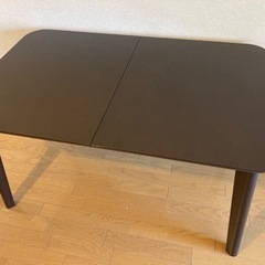 伸長式ダイニングテーブルの画像