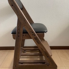 本革、幼児〜小学生まで使える調整可能なチェア