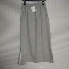 新品　後ろに便利な入れ物ついています　ジャージスカート　服の画像