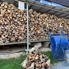 💥 早い者勝ち！💥🔥 激安‼️ 🔥 🌲 薪 約10〜12Kg 束 🌲 💧 含水率 5〜15％ 程度の画像