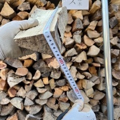 💥 早い者勝ち！💥🔥 激安‼️ 🔥 🌲 薪 約10〜12Kg 束 🌲 💧 含水率 5〜15％ 程度の画像