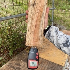 💥 早い者勝ち！💥🔥 激安‼️ 🔥 🌲 薪 約10〜12Kg 束 🌲 💧 含水率 5〜15％ 程度の画像