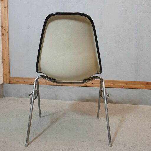 Hermanmiller(ハーマンミラー)社のイームズ スタッキングベース サイドシェルチェアです。ミッドセンチュリーモダンを代表する
