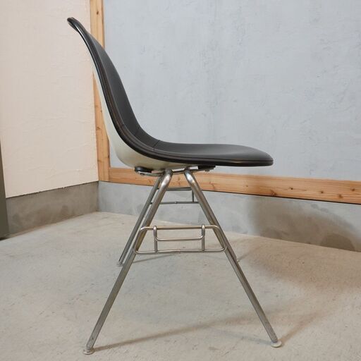 Hermanmiller(ハーマンミラー)社のイームズ スタッキングベース サイドシェルチェアです。ミッドセンチュリーモダンを代表する