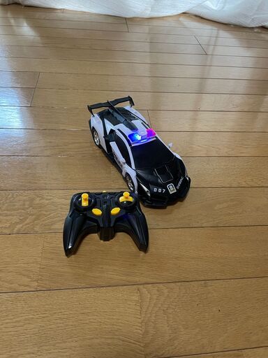 パトカーの変形ロボット（ラジコン）