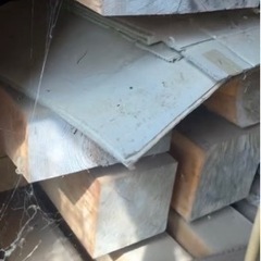 倉庫の5m奥に4m柱が積んであります。5m手前に持ってくる画期的や考えてくれる方。 - 潮来市