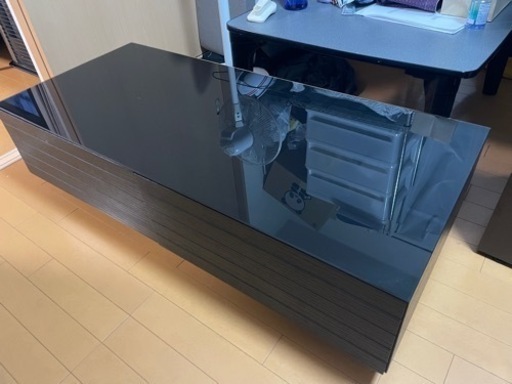 ガラス天板の黒のローテーブル