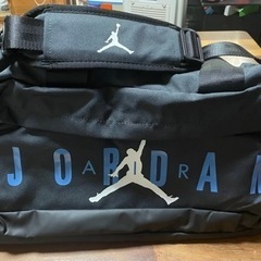 【価格改】人気の🍀エアジョーダン　ボストンバッグ黒×青