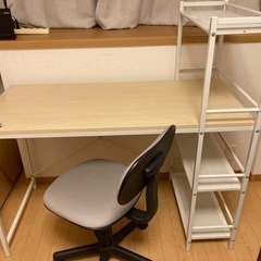 机と椅子のセットです。無料でお譲りします。の画像