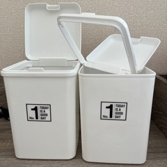 【0円】ダイソー　ミニサイズ　フタ付きゴミ箱　2個セット　100均の画像