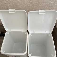【0円】ダイソー　ミニサイズ　フタ付きゴミ箱　2個セット　100均の画像