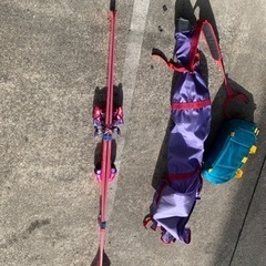 スキー板一式とシューズバックの画像