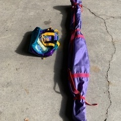 スキー板一式とシューズバックの画像