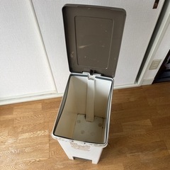 ゴミ箱の画像