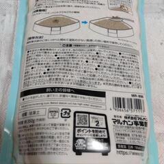 ハムスター小動物のトイレ砂、ペレット、かじって小枝の画像