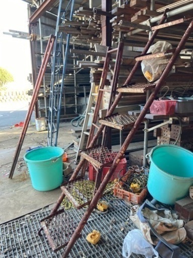 鋼製足場ステップ7段(踏み板メッシュシと鋼板)