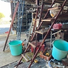 鋼製足場ステップ7段(踏み板メッシュシと鋼板)