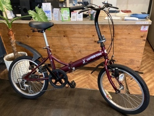 【新春SALE！防犯登録無料！CAPTAIN STAG 前後タイヤ・チューブ新品！】6段変速　20インチ折りたたみ自転車　ワインレッド