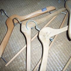 木製ハンガー4つ【詳細を読んでから問い合わせしてください】の画像