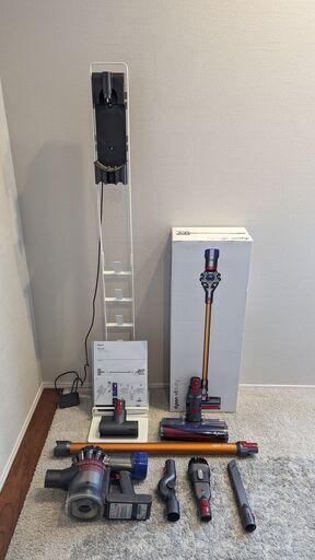Dyson v8 fluffy ( 付属品 / ケース付き)