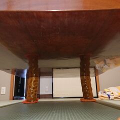 🔴山口市、貴重な天然銘木の【巨木一枚板】の座卓、ガラス付き、￥15000🔴リフォームで玄関上がり框や店舗など食卓テーブルなどに改造もいかがでしょうか❗ 🔴天板1520×860mm、板厚53mm、ガラス厚さ4mm 🔴特に目につくよごれ・キズ・変形はありません。 全体にきれいです。の画像