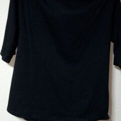 白にも見えるパステルグリーンのMのワンピース(M)黒いブラウスとTシャツ付きの画像