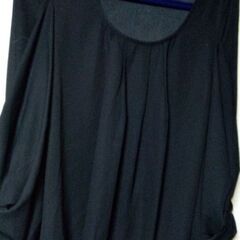 白にも見えるパステルグリーンのMのワンピース(M)黒いブラウスとTシャツ付きの画像