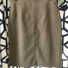 二回使用のみ　美品　ベージュ　スカート