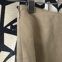 二回使用のみ　美品　ベージュ　スカートの画像