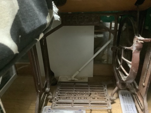 足踏みミシンです。