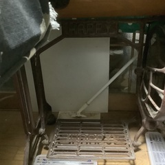 足踏みミシンです。