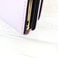 【未使用】折りたたみ財布 シンプル 無地 ライトパープル フリンジチャーム付き 3つ折り財布 がま口 コンパクト レディース 小銭入れの画像