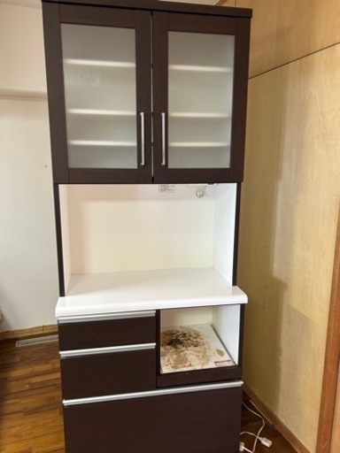 収納たっぷり食器棚