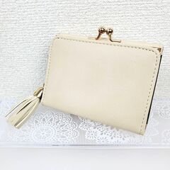 【未使用】折りたたみ財布 シンプル 無地 ライトベージュ フリンジチャーム付き 3つ折り財布 がま口 コンパクト レディース 小銭入れの画像