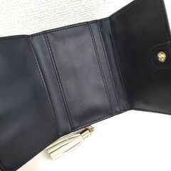 【未使用】折りたたみ財布 シンプル 無地 ライトベージュ フリンジチャーム付き 3つ折り財布 がま口 コンパクト レディース 小銭入れの画像
