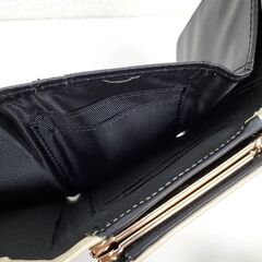 【未使用】折りたたみ財布 シンプル 無地 ライトベージュ フリンジチャーム付き 3つ折り財布 がま口 コンパクト レディース 小銭入れの画像
