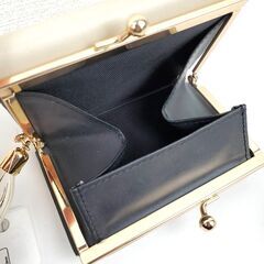 【未使用】折りたたみ財布 シンプル 無地 ライトベージュ フリンジチャーム付き 3つ折り財布 がま口 コンパクト レディース 小銭入れの画像