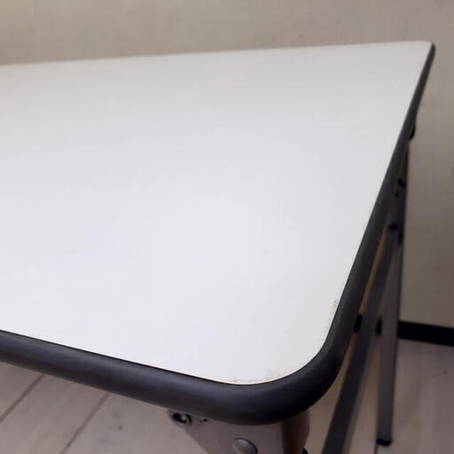 商談中です　【コレ見て！オフィス家具】　KOKUYO/コクヨ 折りたたみ会議テーブル ホワイト 作業テーブル 長机 天板エッジカーブ加