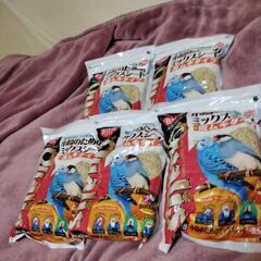 インコ、文鳥、餌。