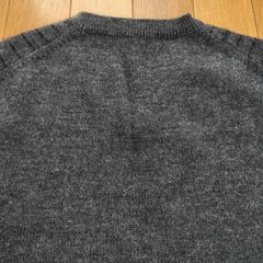【POWER TO THE PEOPLE】ウール100％定番Ｖネックのベスト黒ストライプＬの画像