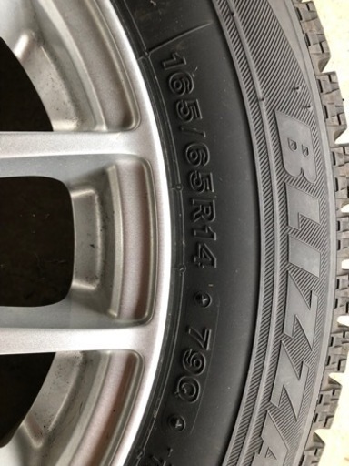 トヨタ　パッソのスタッドレスタイヤ　ホイル付き